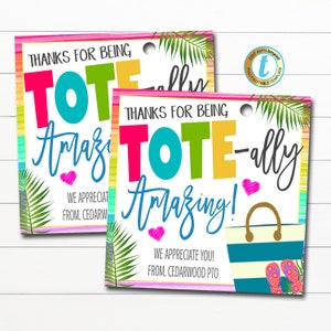 Könnte beinhalten: Zwei bunte Geschenkanhänger mit tropischem Thema. Die Anhänger sagen "Danke, dass du total toll bist!" mit einem Herz und einer Strandtasche. Der Text "Wir schätzen dich! Von Cedarwood PTO" steht am unteren Rand des Anhängers.