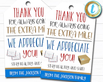 Puede incluir: Dos etiquetas de regalo blancas con texto azul y rojo que dice "Gracias por siempre hacer el esfuerzo extra! ¡Te apreciamos! ¡Mantente sano y seguro! De la familia Jackson". Las etiquetas tienen imágenes de sobres y una caja.