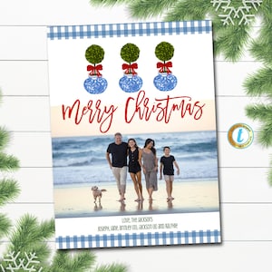 Plantilla de tarjeta fotográfica navideña, tarro de jengibre azul y blanco preppy navideño, invitación chic de chinoiserie sureña, cuadros navideños, descarga editable