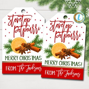 以下が含まれることがあります： クリスマスのテーマの印刷可能なギフトタグ2枚。タグは、木製の板のデザインが施された赤と白のストライプの背景になっています。タグのテキストには、「ストーブトップポプリ」と「メリークリスマス！」と、下に「From: The Jacksons」と書いてあります。タグには、オレンジのスライス、シナモンスティック、スターアニスをモチーフにしたグラフィックも描かれています。