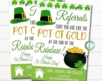 Op de afbeelding: Twee cadeaulabels met het thema St. Patrick's Day. Elk label heeft een groene kabouterhoed, een pot met goud en klavers. De tekst luidt: "Verwijzingen van u zijn als de pot met goud aan het einde van de regenboog!" en "Gelukkige St. Patrick's Day!"