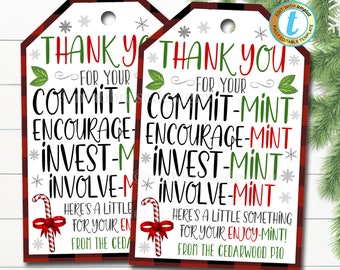 Könnte beinhalten: Zwei Geschenkanhänger aus rotem und schwarzem Buffalo-Karo mit weißem Text, der "Vielen Dank für Ihr Commit-Mint Encourage-Mint Invest-Mint Involve-Mint" und "Hier ist eine kleine Aufmerksamkeit für Ihr Enjoy-Mint! Vom Cedarwood PTO" lautet.