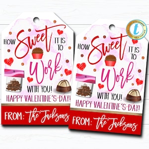 Op de afbeelding: Twee printbare Valentijnsdag-cadeauetiketten met een roze en witte aquarel achtergrond. De etiketten bevatten de tekst "How Sweet It Is To Work With You! Happy Valentine's Day! From: The Jacksons".
