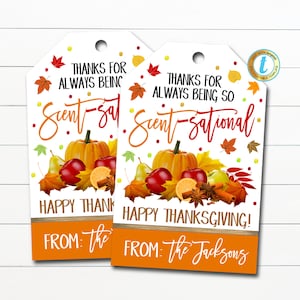 Puede incluir: Dos etiquetas de regalo de Acción de Gracias de color naranja y blanco con hojas de otoño, calabazas, manzanas, peras y palitos de canela. El texto en las etiquetas dice "Gracias por ser siempre tan aromático! ¡Feliz Día de Acción de Gracias! De parte de: Los Jacksons".