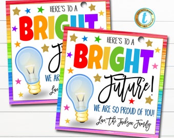 Op de afbeelding: Twee kleurrijke, printbare cadeaulabels met een gloeilampgrafiek en de tekst "Hier is voor een stralende toekomst! We zijn zo trots op je! Liefs, de familie Jackson."