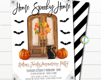 Puede incluir: Una invitación a una fiesta de inauguración de la casa con temática de Halloween con un gato negro, calabazas y una corona en una puerta de madera. El texto dice "Home Spooky Home" y "Andrews Family Housewarming Party".