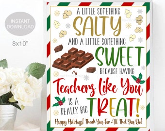 Puede incluir: Un cartel imprimible de 20,3 x 25,4 cm con un borde a rayas rojo, blanco y verde. El cartel dice "Un poco de salado y un poco de dulce porque tener profesores como tú es un gran regalo!" con un gráfico de barra de chocolate y palomitas de maíz. El cartel también dice "¡Felices fiestas! ¡Gracias por todo lo que haces!"