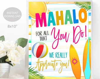 Pode incluir: Um cartaz imprimível colorido com o texto "Mahalo for all that you do! We really appreciate you!" O cartaz apresenta um tema de praia com uma prancha de surf, uma bola de praia, folhas de palmeira e um sol.