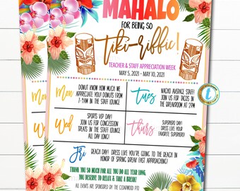 Op de afbeelding: Een roze en oranje printbare poster met de tekst "Mahalo for being so Tiki-riffic!" en een schema voor de Week van waardering voor docenten en personeel, van 5 tot en met 10 mei 2021. De poster heeft een tropisch thema met hibiscusbloemen, palmbladeren en tiki-beelden.