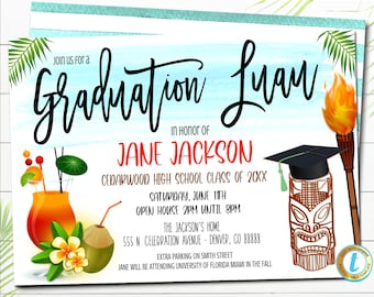 Puede incluir: Una invitación a un luau de graduación con un fondo de acuarela azul. La invitación presenta una antorcha tiki, un ídolo tiki, un gorro de graduación, una bebida tropical, un coco y una flor. El texto dice "Graduation Luau" en honor a Jane Jackson, Cedarwood High School Class of 20XX. El evento será el sábado 11 de junio de 2 pm a 8 pm en la casa de los Jackson, 555 N. Celebration Avenue, Denver, CO 88888. Hay estacionamiento adicional en Smith Street. Jane asistirá a la Universidad de Florida Miami en el otoño.