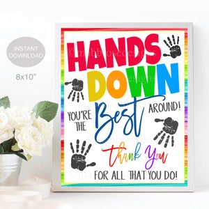 Op de afbeelding: Een printbaar bord van 20,3 x 25,4 cm met een regenboogachtergrond en zwarte handafdrukken. Het bord zegt "Hands Down You're The Best Around! Thank You For All That You Do!"