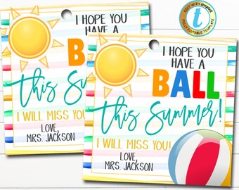 Könnte beinhalten: Zwei druckbare Geschenkanhänger mit Sommerthema. Der erste Anhänger zeigt eine Sonne und den Text "Ich hoffe, du hast einen schönen Sommer! Ich werde dich vermissen! Liebe, Frau Jackson". Der zweite Anhänger zeigt einen Strandball und den Text "Ich hoffe, du hast einen schönen Sommer! Ich werde dich vermissen! Liebe, Frau Jackson".