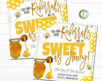 Peut inclure: Deux cartes carrées avec un motif d'abeille et de nid d'abeille. Les cartes indiquent "Vos références sont aussi douces que le miel !" avec un pot de miel et une cuillère à miel. Le bas de la carte contient des informations de contact.