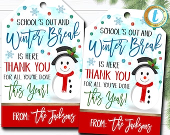 Puede incluir: Dos etiquetas de regalo imprimibles con un muñeco de nieve con una bufanda roja y una rama de acebo verde sobre un fondo de acuarela azul. El texto dice "Las clases han terminado y las vacaciones de invierno están aquí. Gracias por todo lo que has hecho este año! De parte de: Los Jacksons".