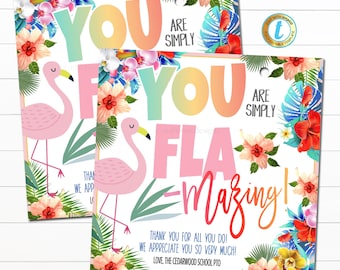Pode incluir: Um cartão de apreciação para professores imprimível com um flamingo rosa e flores tropicais. O cartão diz "Você é simplesmente fla-mazing!" e inclui uma mensagem de agradecimento do PTO da escola Cedarwood.