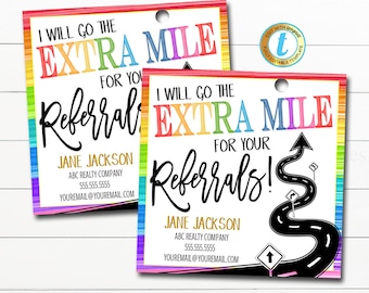 Puede incluir: Dos tarjetas de visita coloridas con un diseño de arcoíris. El texto en las tarjetas dice "Haré la milla extra por tus referencias!" con un gráfico de carretera y flecha. Las tarjetas también incluyen el nombre "Jane Jackson", el nombre de la empresa "ABC Realty Company", un número de teléfono y una dirección de correo electrónico.
