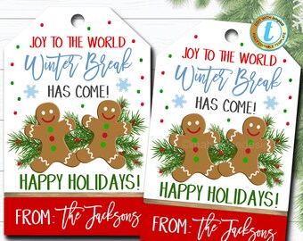 以下が含まれることがあります： 「JOY TO THE WORLD. Winter Break HAS COME!」と「HAPPY HOLIDAYS!」の文字が赤と青で書かれた、白いクリスマスギフトタグが2つ。ジンジャーブレッドマンとモミの木の枝が描かれています。下部は赤色で「FROM: The Jacksons」の文字があります。