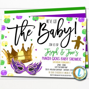 Op de afbeelding: Een uitnodiging voor een babyborrel met een Mardi Gras-thema met een gouden kroon, een paars en groen masker en de tekst "We've got the baby!"  Doe mee met Joseph & Jane's Mardi Gras Babyborrel. Zaterdag 7 februari. 14:00-17:00 uur. Got the baby bar. 555 N. Holiday Avenue - Denver, CO 8. Het stel is geregistreerd bij Amazon bij [TAR]. RSVP naar Megan op 555-555-5555 vóór 1 februari.