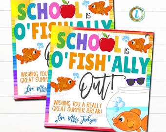 Puede incluir: Dos carteles coloridos con el texto "¡La escuela está oficialmente fuera!" Los carteles presentan un arcoíris, una pecera con peces dorados y una manzana roja. Uno de los carteles dice "¡Les deseamos unas felices vacaciones de verano! Con cariño, Sra. ..." y el otro dice "¡Les deseamos unas muy felices vacaciones de verano! Con cariño, Sra. Jackson."