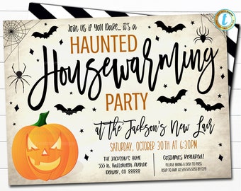 Puede incluir: Una invitación a una fiesta de inauguración de la casa con temática de Halloween con una calabaza tallada, murciélagos y telarañas. El texto dice "Join Us if You Dare... it's a Haunted Housewarming Party at the Jackson's New Lair. Saturday, October 30th at 6:30PM. The Jackson's Home 555 h. Halloween Avenue Denver, CO 88888. Costumes Required! Please bring a dish to pass. RSVP to Amy at 555.555.5555 by 12/9."