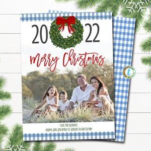 Plantilla de tarjeta fotográfica navideña, cuadros navideños preppy azul y blanco, lazo rojo de corona de boj, vacaciones en acuarela, descarga editable