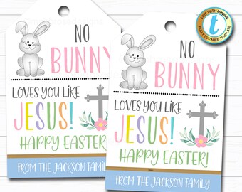Puede incluir: Dos etiquetas de regalo imprimibles para Pascua con un conejito gris, una cruz y flores. El texto dice "No hay conejo que te quiera como Jesús! ¡Feliz Pascua! De la familia Jackson."