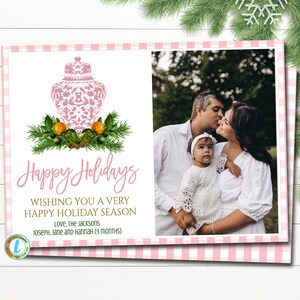 Plantilla de tarjeta fotográfica navideña, tarro de jengibre rosa y blanco preppy navideño, invitación chic de chinoiserie sureña, cuadros navideños, descarga editable