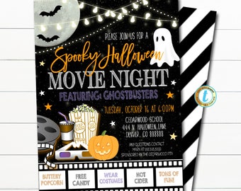 Pode incluir: Convite em preto e branco para uma noite de cinema de Halloween assustadora com os Caça-Fantasmas. O convite inclui um fantasma, um rolo de filme, pipoca e uma abóbora. O evento é na terça-feira, 16 de outubro às 18:00 na escola Cedarwood.