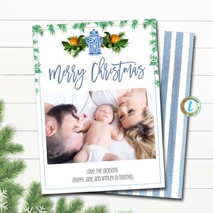 Plantilla de tarjeta fotográfica navideña, tarro de jengibre azul y blanco preppy navideño, invitación chic de chinoiserie sureña, raya navideña, descarga editable
