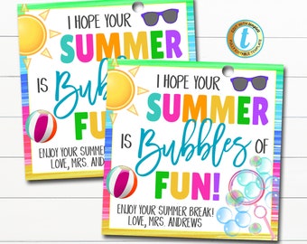 Könnte beinhalten: Zwei bunte, druckbare Geschenkanhänger mit Sommerthema. Die Anhänger zeigen eine Sonne, einen Strandball, eine Sonnenbrille und Blasen. Der Text auf den Anhängern lautet "Ich hoffe, dein Sommer ist voller Blasen voller Spaß!" und "Genieße deine Sommerferien! Liebe Grüße, Frau Andrews".