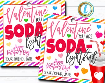 Peut inclure: Deux étiquettes cadeaux imprimables pour la Saint-Valentin avec un fond à rayures arc-en-ciel. Les étiquettes présentent le texte "Valentine Soda Light" et "Valentine Soda-Lightful" avec des cœurs et un graphique de tasse de soda.