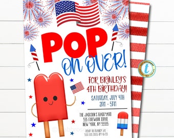 Puede incluir: Una invitación a una fiesta del 4 de julio en rojo, blanco y azul con un personaje de paleta de hielo sosteniendo una pequeña bandera estadounidense. La invitación dice "Pop on Over!" para el 4º cumpleaños de Brinley. La fiesta es el sábado 4 de julio de 2 pm a 5 pm en The Jackson's Backyard, 555 Firework Drive, New York, NY 55555. RSVP al 555.555.5555 antes del 6/23.