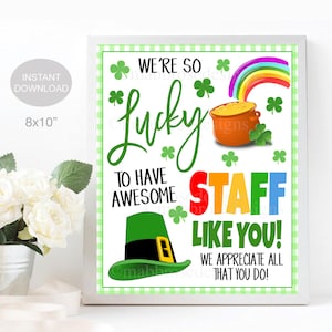 Peut inclure: Une affiche imprimable avec un trèfle vert et un arc-en-ciel. Le texte dit "We're so lucky to have awesome staff like you! We appreciate all that you do!"