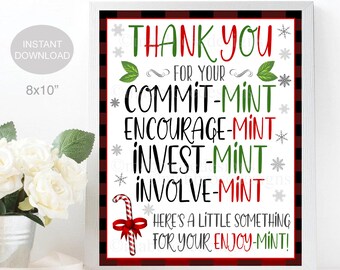 Könnte beinhalten: Ein druckbares Schild im Format 20,3 x 25,4 cm mit einem rot-schwarzen Buffalo-Karomuster als Hintergrund. Das Schild sagt "Vielen Dank für Ihr Commit-Mint, Encourage-Mint, Invest-Mint, Involve-Mint. Hier ist etwas Kleines für Ihr Enjoy-Mint!"