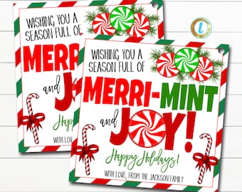 Könnte beinhalten: Zwei druckbare Geschenkanhänger mit rotem und grünem Streifenrand. Die Anhänger zeigen einen roten und weißen Zuckerstock, eine grüne und weiße Pfefferminzbonbon und den Text "Wishing you a season full of Merri-Mint and Joy! Happy Holidays! With love, from the Jackson family."