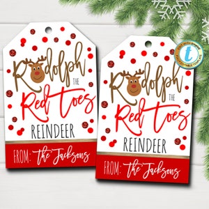 Könnte beinhalten: Zwei rote und weiße Weihnachtsgeschenkanhänger mit einer Cartoon-Illustration von Rudolph, dem Rentier mit der roten Nase. Die Anhänger haben einen weißen Hintergrund mit roten Punkten und den Text "Rudolph the Red Toes Reindeer" in brauner und roter Schrift. Der Text "From: The Jacksons" ist in rot auf einem braunen Holzgrund am unteren Rand jedes Anhängers gedruckt.