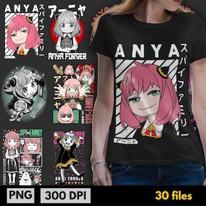 以下が含まれることがあります： 黒いTシャツ。アニメ「SPY×FAMILY」のアーニャ・フォージャーが描かれています。ピンクの髪と緑の目。デザインには日本語のテキストと「ANYA」と「SPY FAMILY」の文字が含まれています。他のグラフィックも表示されています。