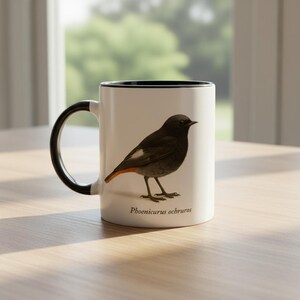 クロジョウビタキマグカップ（Phoenicurus ochruros） – 両面プリント | 高コントラストのイラスト | 陶器製コーヒーマグ | 食器洗い機対応