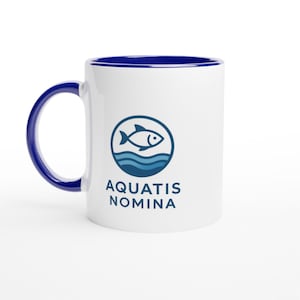 Könnte beinhalten: Ein weißer Keramikbecher mit dunkelblauem Innenraum und Henkel. Auf der Vorderseite befindet sich ein kreisförmiges Logo mit einem stilisierten Fisch über blauen Wellen sowie der Schriftzug AQUATIS NOMINA in dunkelblauen Großbuchstaben.