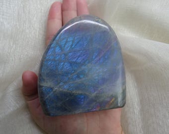 Labradorita pulida de Madagascar (azul, morado y dorado) – Piedra protectora (415 g)