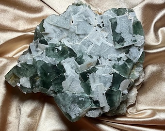 Gran cristal de fluorita en bruto autoportante con drusa de cuarzo – Ejemplar mineral natural - 3 kg