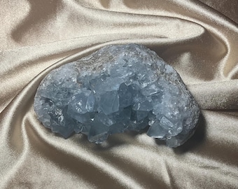 Cristal de celestita en bruto de Madagascar: piedra curativa azul natural (890 g)