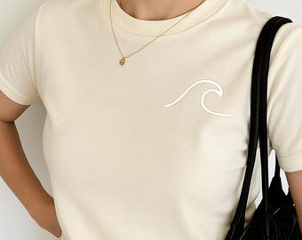 Camiseta minimalista con estampado de olas – Top de algodón Coastal Zen