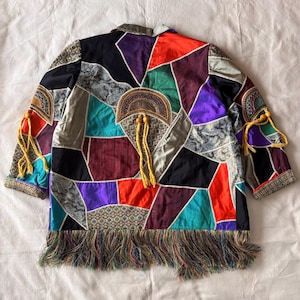 Vintage-Patchworkjacke aus thailändischer Seide: Boho-Fransen-Mantel – ein modisches Statement.