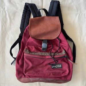 jansport backpack leather on bottom Right Pack Sleek JanSport Right Pack Black Backpack brings a classic school style with fresh functionality for every day on the go JanSport Right Pack Sleek -
