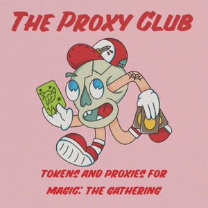 Puede incluir: Ilustración de un personaje de calavera de dibujos animados con una gorra roja y sosteniendo cartas. El texto "THE PROXY CLUB" está en la parte superior, con "TOKENS AND PROXIES FOR MAGIC: THE GATHERING" en la parte inferior. El fondo es rosa claro.