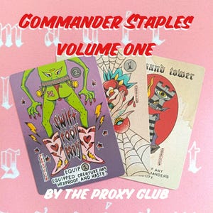 Op de afbeelding: Drie geïllustreerde Commander Staples ruilkaarten. De kaarten bevatten unieke illustraties, waaronder een groen wezen in met harten versierde laarzen, een hand met een roos en een toren. De tekst op de kaarten luidt "Commander Staples Volume One" en "By The Proxy Club."