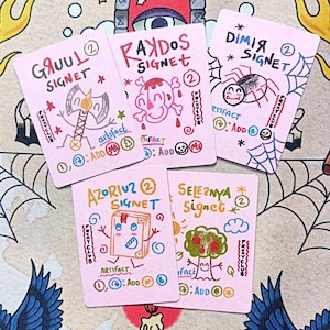 Puede incluir: Cinco tarjetas rosas con ilustraciones y texto dibujados a mano. Cada tarjeta presenta un diseño diferente, incluyendo un hacha, una calavera, una araña, un libro y un árbol. Las tarjetas tienen las palabras "Signet" y otro texto, con símbolos y números adicionales.