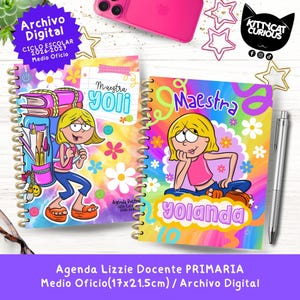 Puede incluir: Dos agendas de profesor con espiral, con cubiertas coloridas que presentan ilustraciones de dibujos animados de una mujer rubia. Las agendas tienen el texto "Maestra Yolanda" y "Archivo Digital". También se ve un bolígrafo y un teléfono rosa.