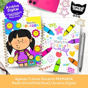 Puede incluir: Agenda de profesor con espiral con una ilustración de niña de dibujos animados en la portada. La agenda presenta diseños coloridos de flores y crayones, con el texto "Maestra Yolanda" y "Maestra Elizabeth". Mide 17 x 21,5 cm.